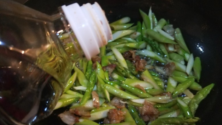 新文美食 五花肉炒芦笋,倒入适量<a style='color:red;display:inline-block;' href='/shicai/ 692'>酱油</a>。