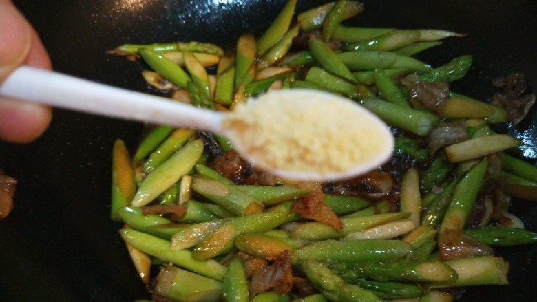 新文美食 五花肉炒芦笋,加入盐,<a style='color:red;display:inline-block;' href='/shicai/ 756'>鸡精</a>,水淀粉勾芡即可出锅。