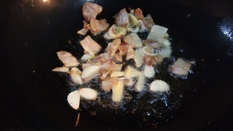 新文美食 五花肉炒芦笋,放入<a style='color:red;display:inline-block;' href='/shicai/ 428'>五花肉</a>炒出油。
