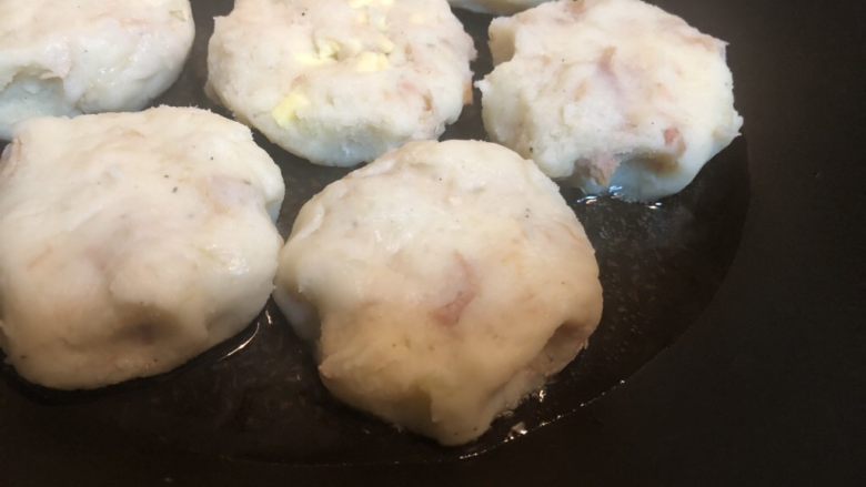 超软金枪鱼奶酪土豆饼,放入土豆饼,每个之间略留些空隙。否则后续操作会让你很苦恼(别问我为什么知道……)。