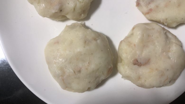 超软金枪鱼奶酪土豆饼,略压扁。