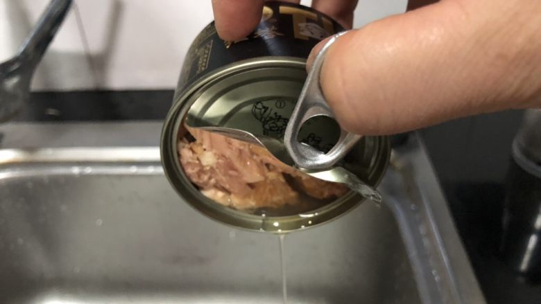 超软金枪鱼奶酪土豆饼,将金枪鱼罐头里的汤汁倒干。