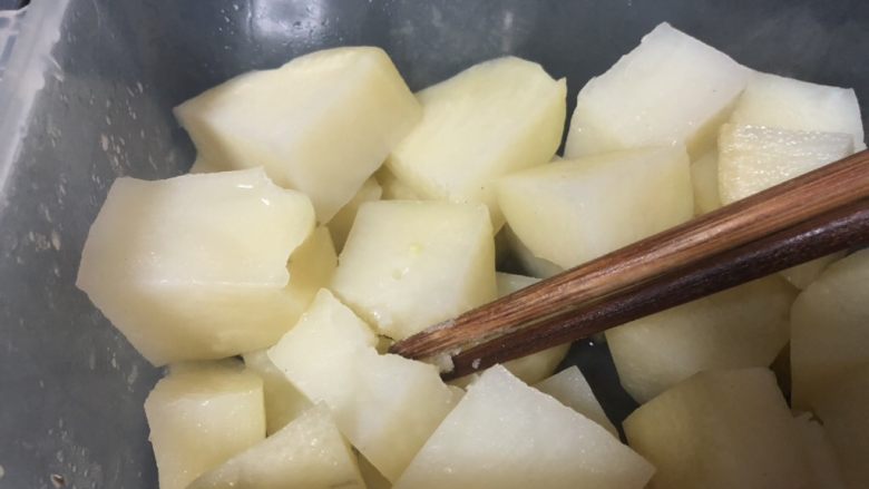 超软金枪鱼奶酪土豆饼,放在加盖容器里,微波炉高火五至十分钟,至筷子可轻松戳透。具体时长视自家炉子火力以及土豆质地而定。