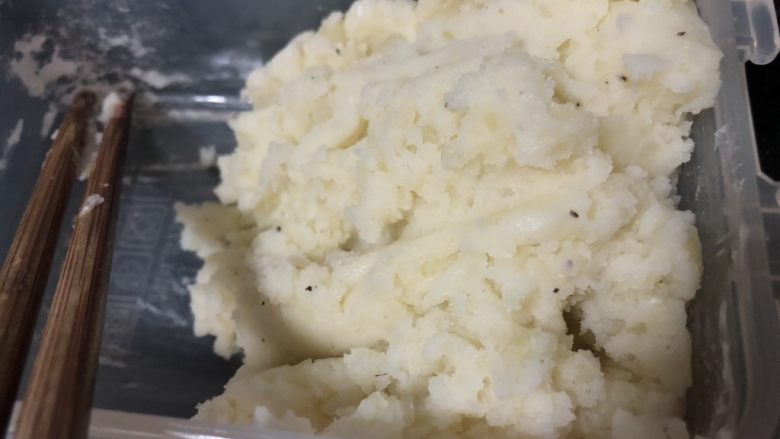超软金枪鱼奶酪土豆饼,扮匀,成为细腻的粉状,软硬程度为:有固定形状,但又能捏成团。如果太干,可以分次少量加水。