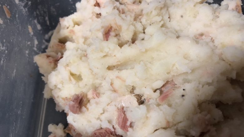 超软金枪鱼奶酪土豆饼,鱼肉拌入土豆泥。