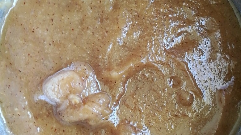 秋季滋养,滋阴润肺秋梨膏
,用纱布过滤