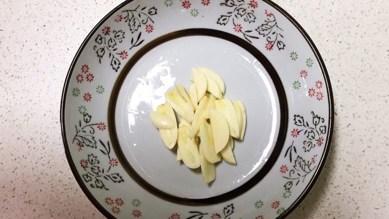 5分钟快手菜   火爆空心菜,大蒜切成小片