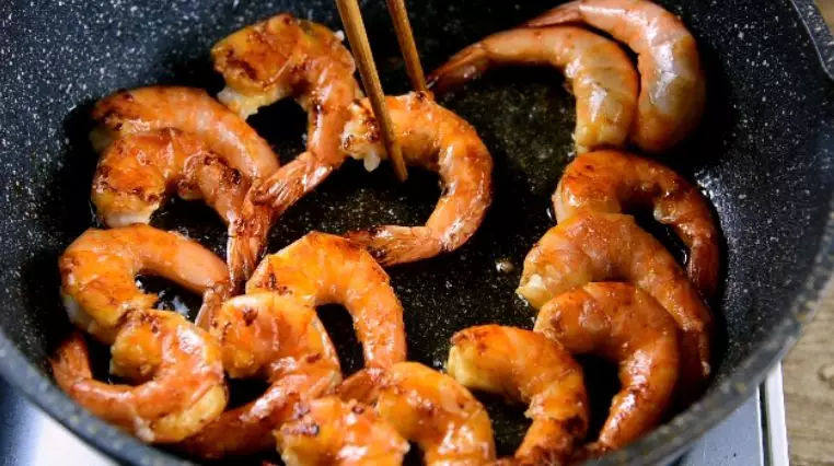 腰果炒虾仁 营养均衡鲜味十足,热锅冷油,将虾煎至两面金黄