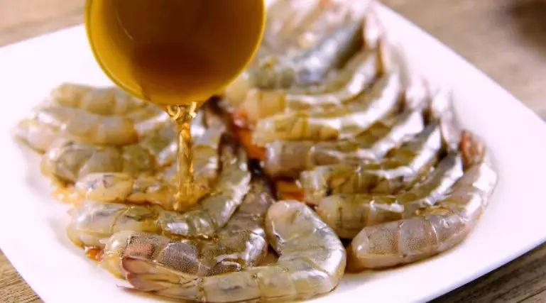 腰果炒虾仁 营养均衡鲜味十足,虾开背去虾线,再淋生抽、料酒抓匀腌制