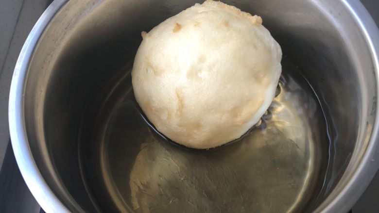 雪衣豆沙,不宜炸至太久,表面泛黄即可捞出控油。