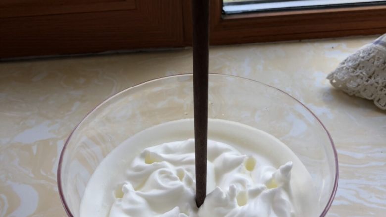 雪衣豆沙,继续打发蛋清,至可以立住筷子。