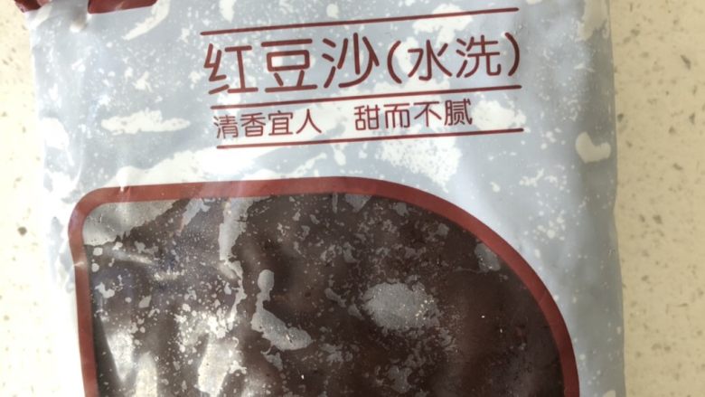 雪衣豆沙,取<a style='color:red;display:inline-block;' href='/shicai/ 6517'>豆沙</a>馅,也可自己做,我是用的现成的。