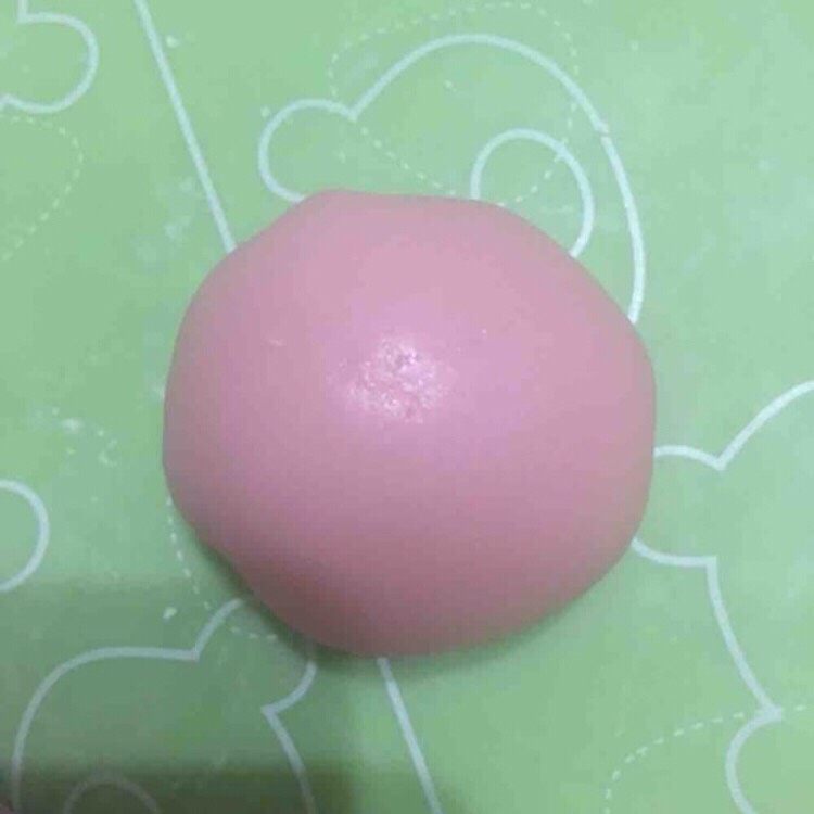 超萌熊猫雪媚娘,揉成光滑的面团(这次这个是加了粉色色素的,小伙伴们做的时候请忽略粉色色素哦)揉好后裹上保鲜膜,放入冰箱冷藏半个小时。