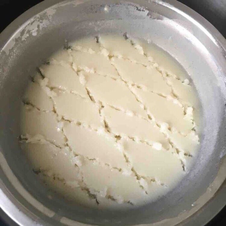 超萌熊猫雪媚娘,蒸好的面糊用筷子划斜线,散热更快