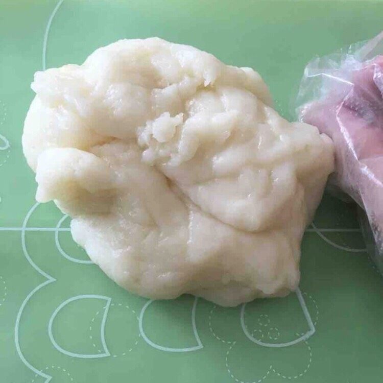 超萌熊猫雪媚娘,把这个丑八怪取出容器,准备上手揉。请戴上一次性手套,不然你会后悔的~