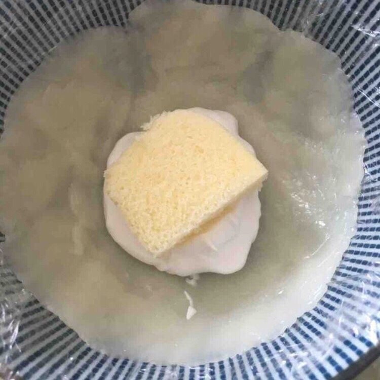 超萌熊猫雪媚娘,最上一层奶油上放一块切好的蛋糕块,轻轻压一下。