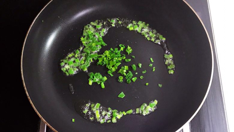 宝宝健康食谱 奶香什锦疙瘩汤,加入葱末炒出香味