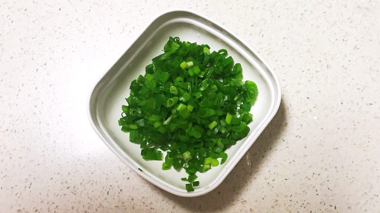 宝宝健康食谱 奶香什锦疙瘩汤,<a style='color:red;display:inline-block;' href='/shicai/ 3232'>香葱</a>叶切成末