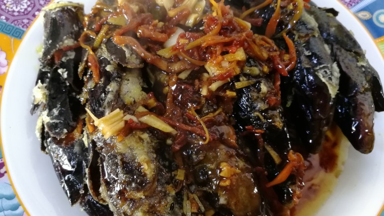 淋汁秋茄,芡汁儿淋在炸好的茄条上。秋天的小茄子炸了淋上肉丝以后外酥里嫩,美味又下饭。