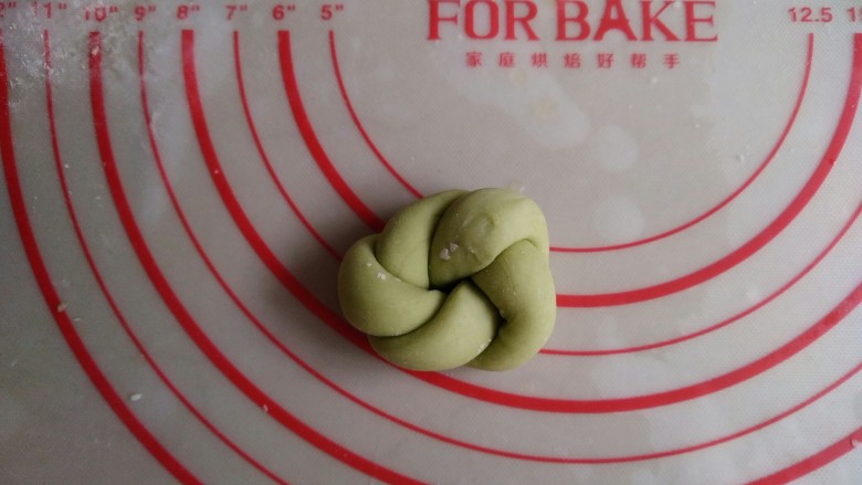 彩色果蔬馒头,将尾部塞入到圈中,首尾连接,接口在下面。