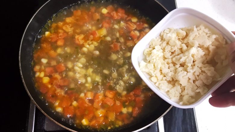 宝宝健康食谱 奶香什锦疙瘩汤,加入面疙瘩,大火烧开后煮2分钟