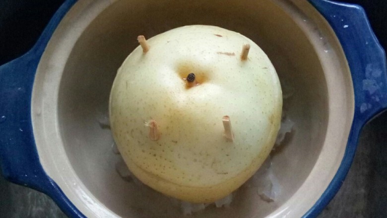 秋梨银耳盅,放入蒸锅,蒸半个小时。