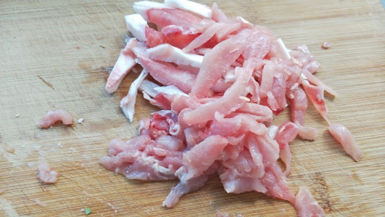 豆角肉丝焖面,将肉切细条