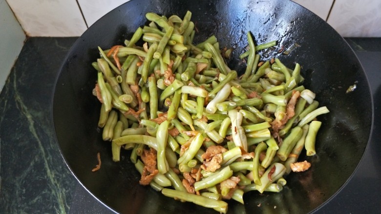 豆角肉丝焖面,将锅烧热放入适量油,油热后放入葱姜在放入肉丝翻炒,倒入<a style='color:red;display:inline-block;' href='/shicai/ 788'>生抽</a>耗油料酒翻炒,在加入<a style='color:red;display:inline-block;' href='/shicai/ 3639'>豆角</a>翻炒加入适量盐翻炒