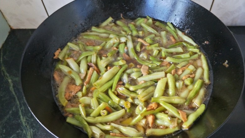 豆角肉丝焖面,加入适量水淹没豆角盖锅盖煮5分钟左右