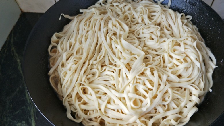 豆角肉丝焖面,放入面团