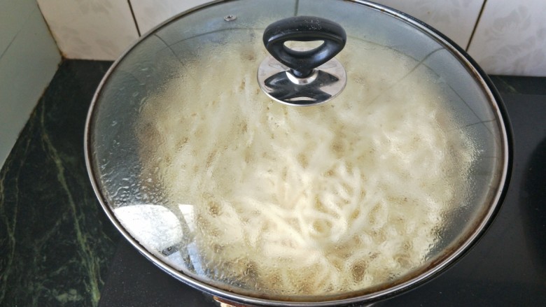 豆角肉丝焖面,盖锅盖再烧三分钟左右