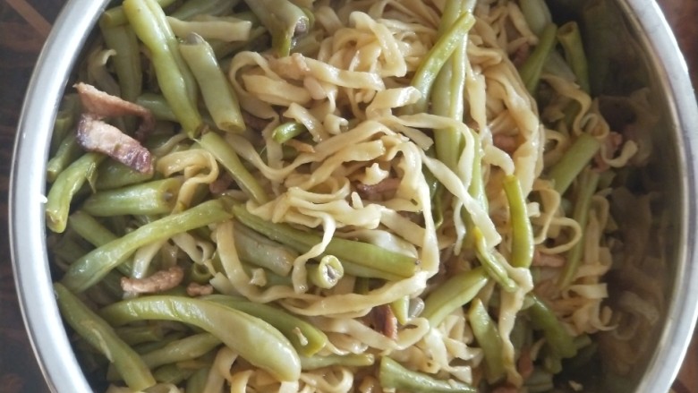 豆角肉丝焖面,出锅的焖面即可食用