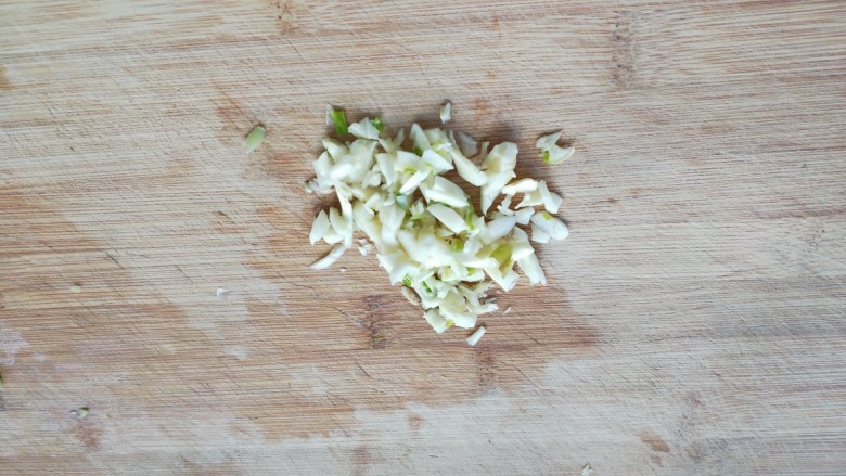 豆角肉丝焖面,将蒜拍好切碎