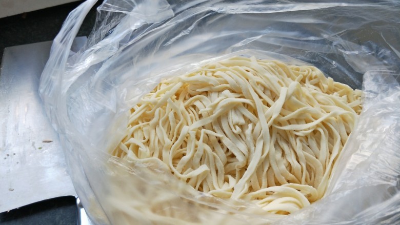 豆角肉丝焖面,今天用的是买来加工好的面团