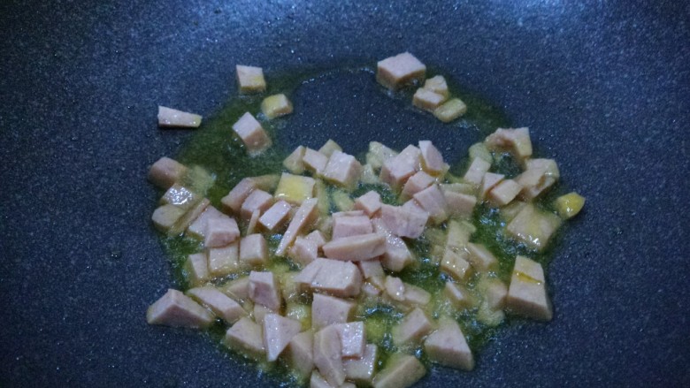 通心粉,把午餐肉放进去炒。