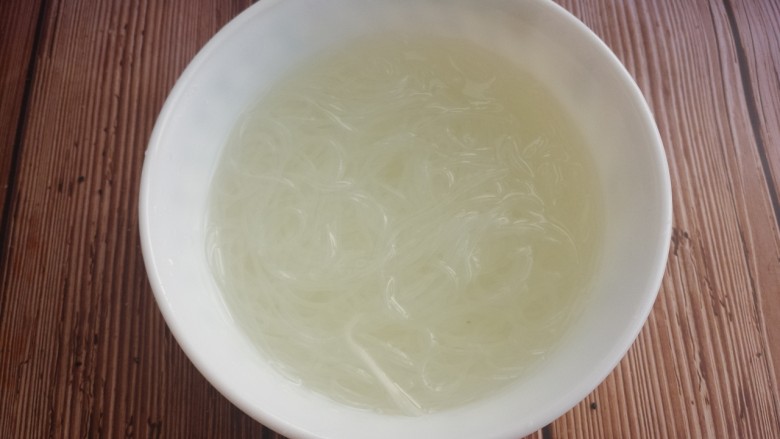 砂锅酸菜炖羊肉,然后盛出来,放在冷水里泡一下。