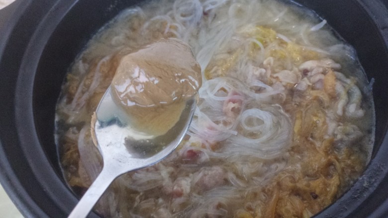 砂锅酸菜炖羊肉,再加上粉丝,然后再加一勺<a style='color:red;display:inline-block;' href='/shicai/ 701'>芝麻酱</a>。