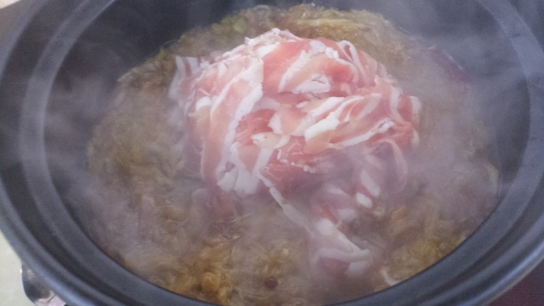 砂锅酸菜炖羊肉,大火烧开,再加入羊肉。
