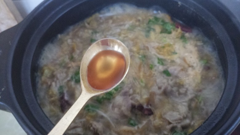 砂锅酸菜炖羊肉,再加香菜,一勺<a style='color:red;display:inline-block;' href='/shicai/ 847'>香油</a>。