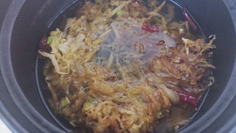 砂锅酸菜炖羊肉,然后移到砂锅里面,加入适量的水。