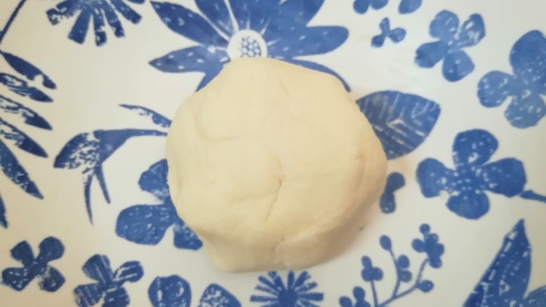 紫薯五仁酥,油酥所有的食材放在一起,揉捏成团。