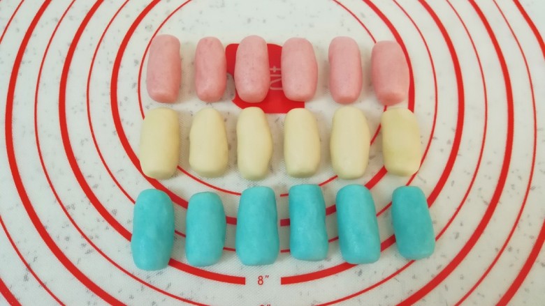 紫薯五仁酥, 油酥面团一种颜色分成六小份,搓成2-3厘米的圆柱形备用。