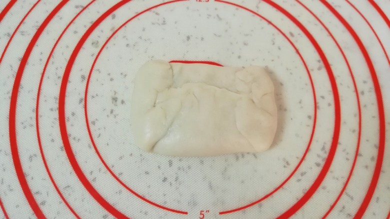 紫薯五仁酥,用手压扁。