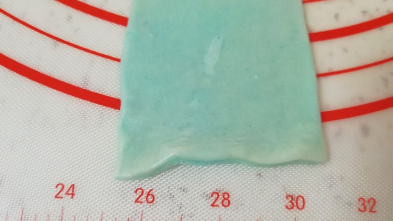 紫薯五仁酥,用刮板切掉边缘白色的部分(从这头卷起)。