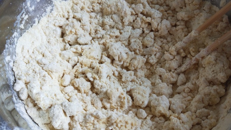新文美食 玫瑰豆沙馅炸糕,加入一碗温水搅拌。