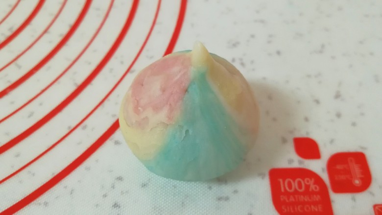 紫薯五仁酥, 收口到最后有一个小尖尖,可以掐掉也可以留着。
烤箱上管170度下管180度预热。