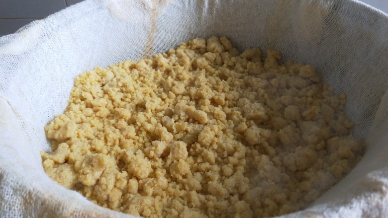 新文美食 玫瑰豆沙馅炸糕,打开锅盖在铺上一层。