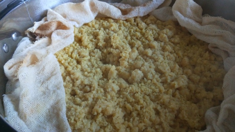 新文美食 玫瑰豆沙馅炸糕,最后蒸10分钟即可关火。