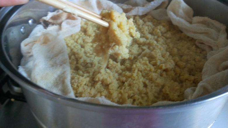 新文美食 玫瑰豆沙馅炸糕,打开锅盖用筷子挑一下没有生面就蒸好了。