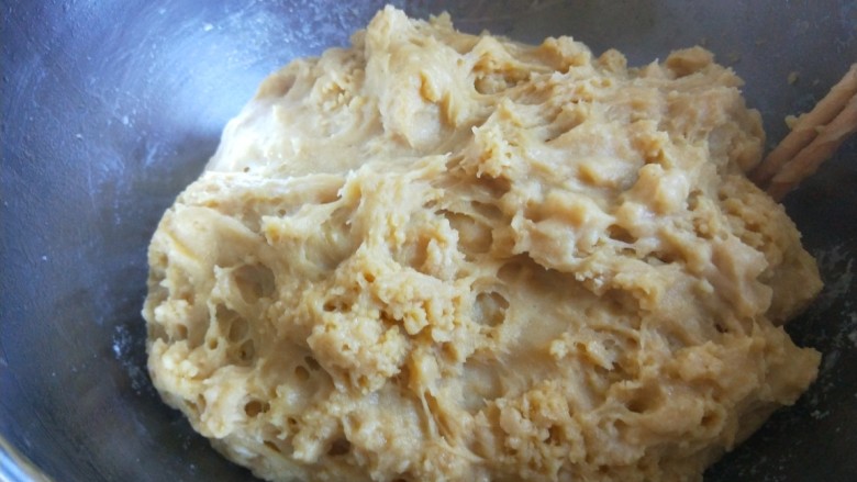 新文美食 玫瑰豆沙馅炸糕,在倒入盆中。